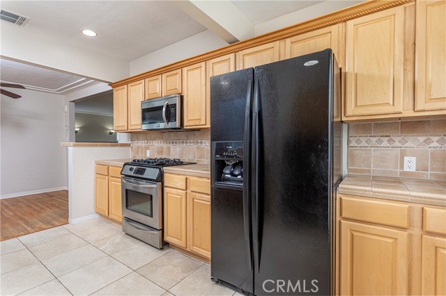 1049 N Screenland DR