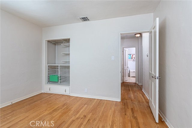 1049 N Screenland DR