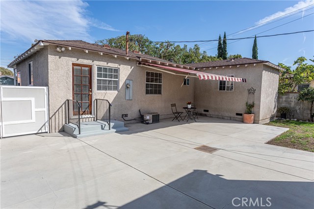 1049 N Screenland DR