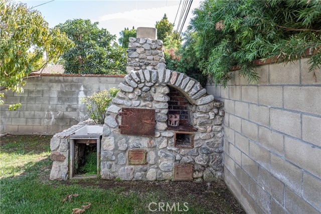 1049 N Screenland DR