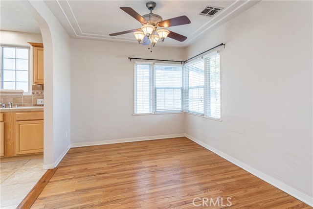 1049 N Screenland DR