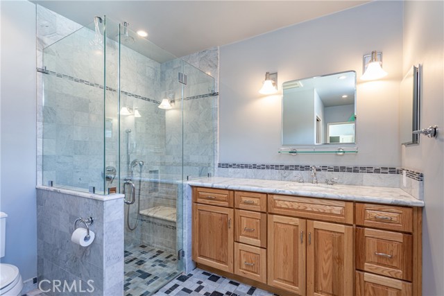 1049 N Screenland DR