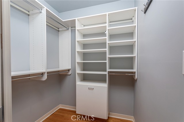 1049 N Screenland DR