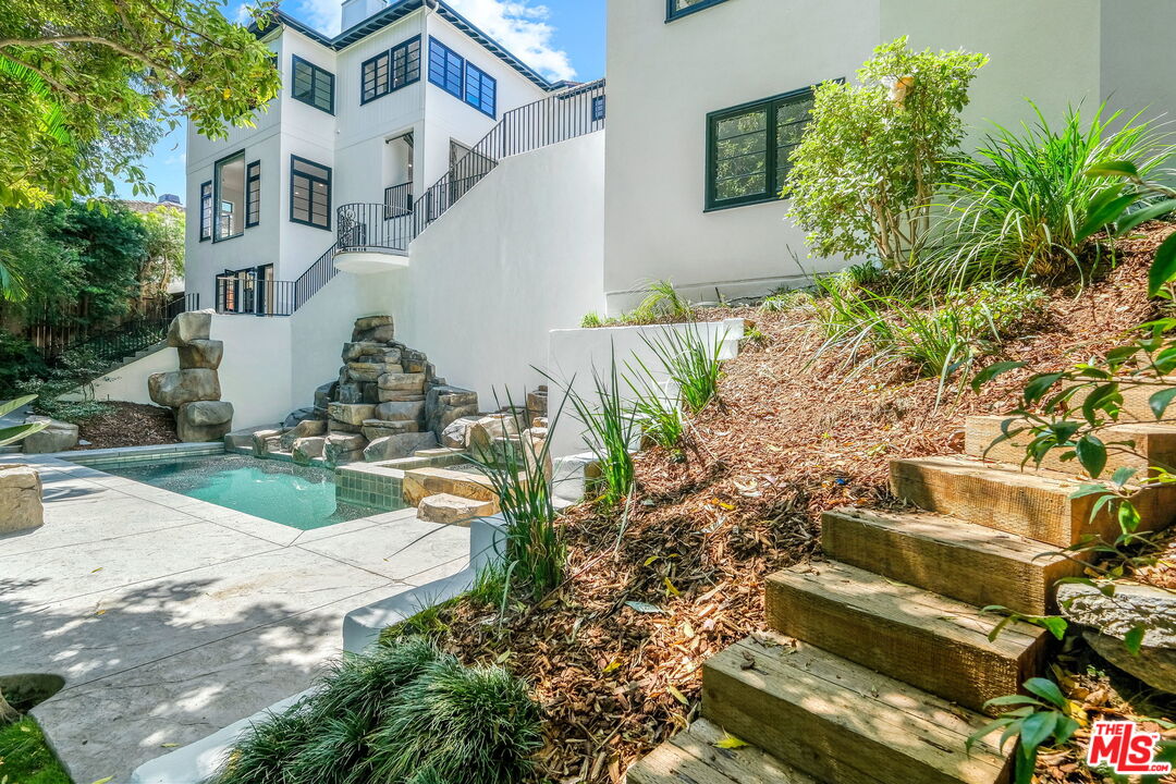 256 N BARRINGTON AVE