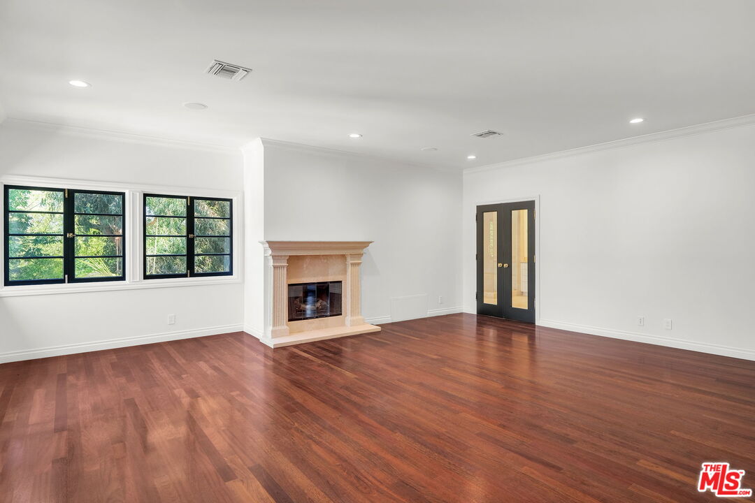 256 N BARRINGTON AVE