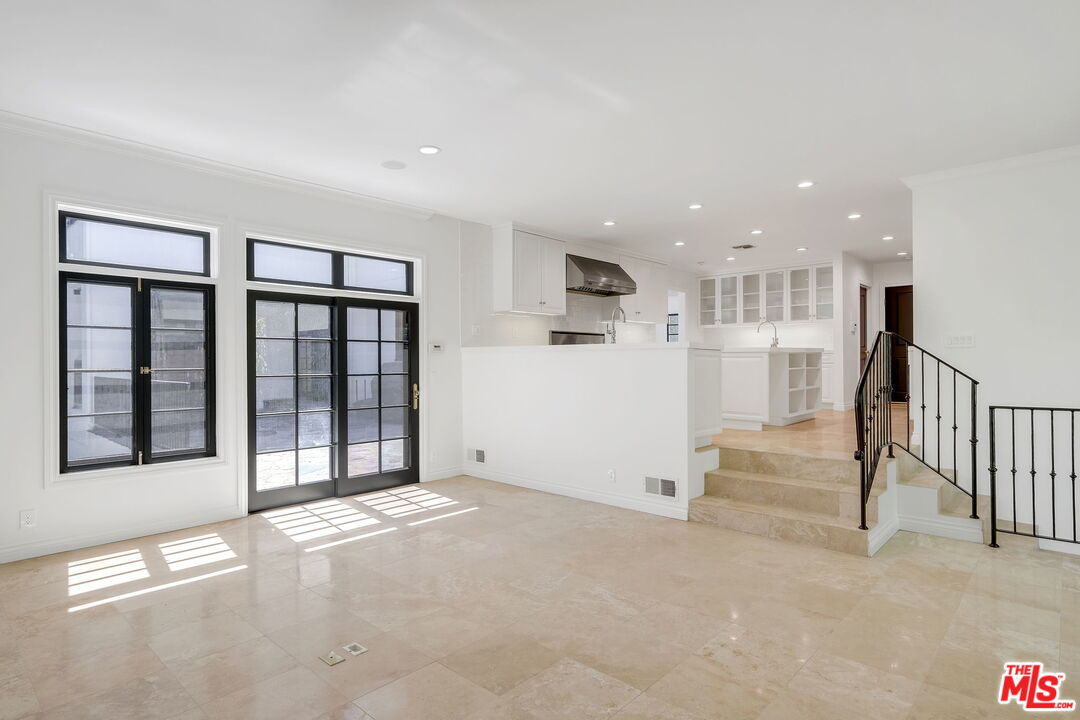 256 N BARRINGTON AVE