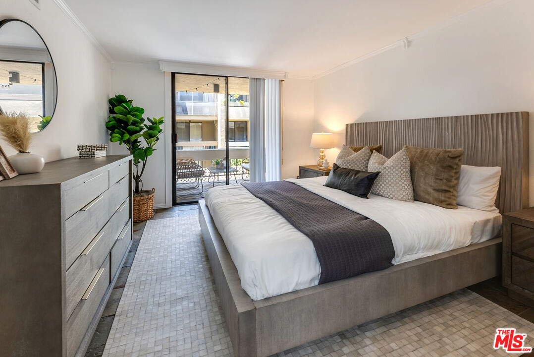 740 N Kings Rd Unit: 218