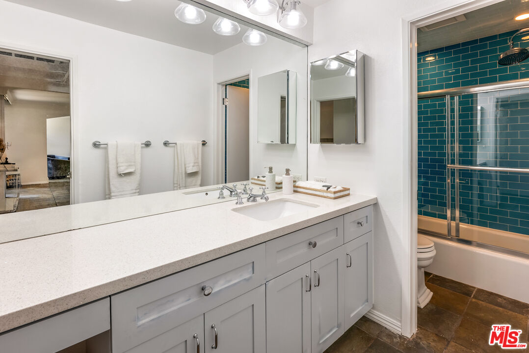 740 N Kings Rd Unit: 218