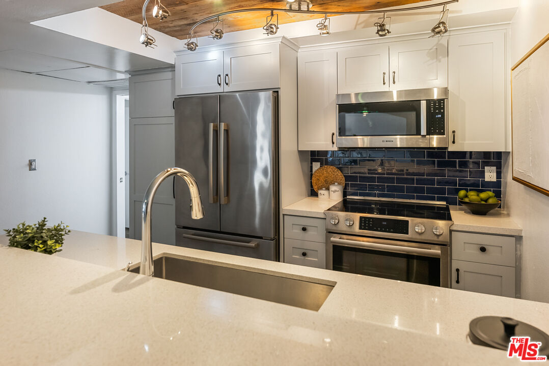 740 N Kings Rd Unit: 218