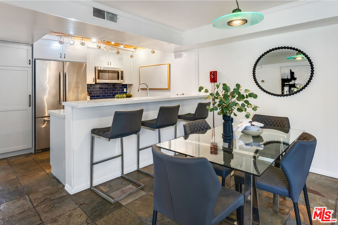 740 N Kings Rd Unit: 218