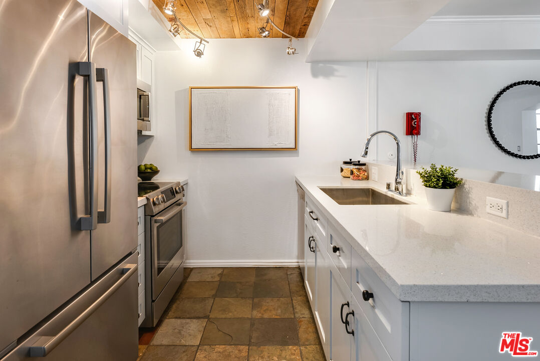 740 N Kings Rd Unit: 218
