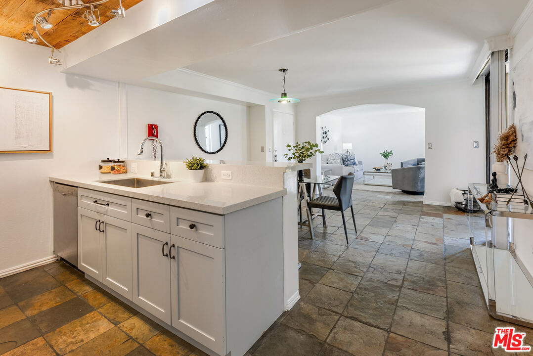 740 N Kings Rd Unit: 218