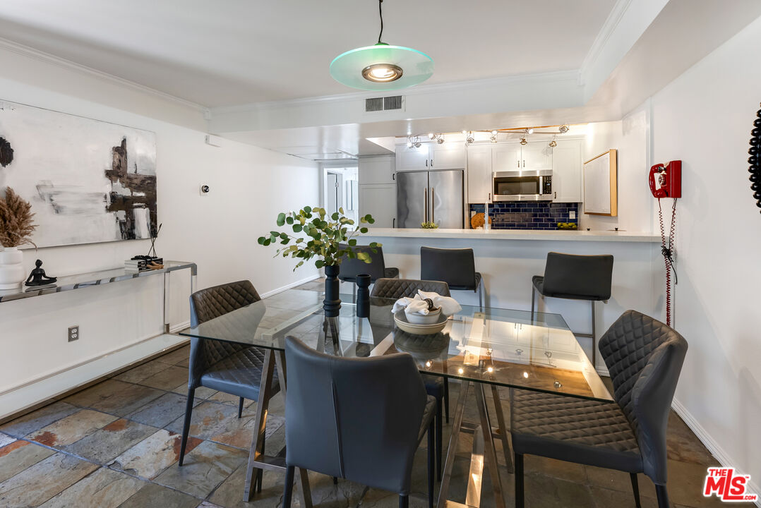 740 N Kings Rd Unit: 218