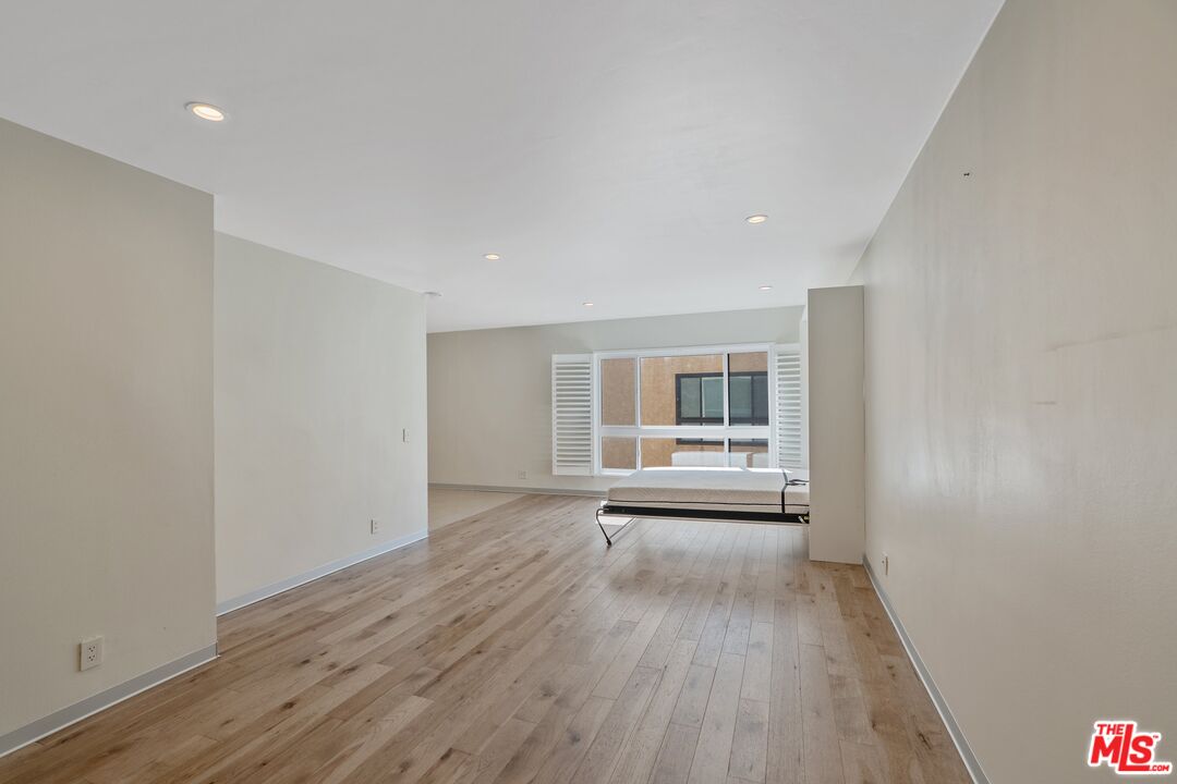 1735 N Fuller Ave Unit: 330