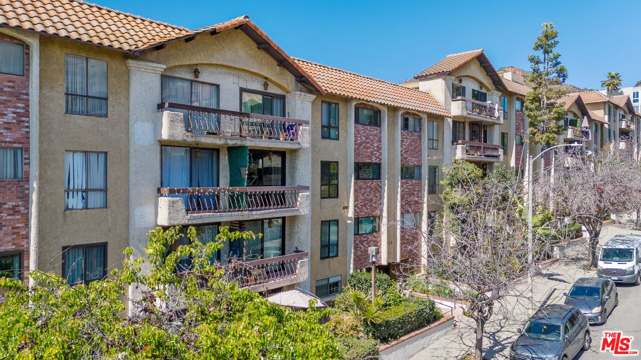 1735 N Fuller Ave Unit: 330