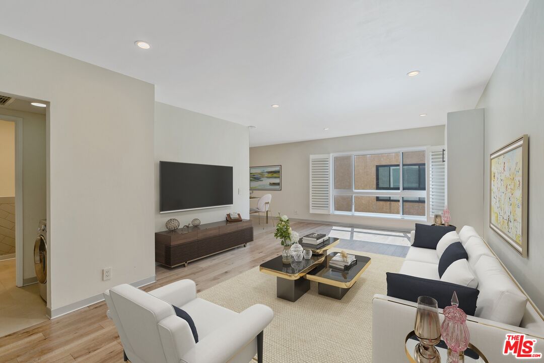 1735 N Fuller Ave Unit: 330