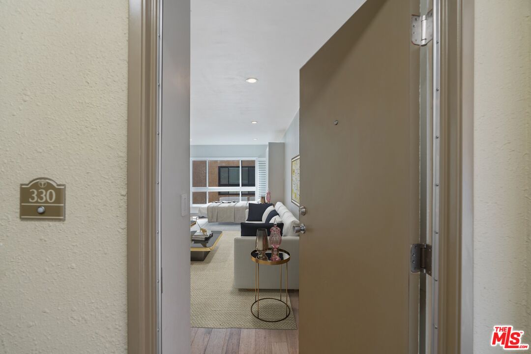 1735 N Fuller Ave Unit: 330