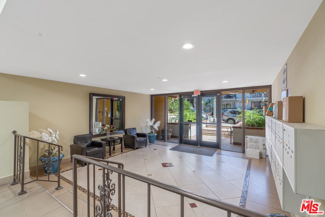 1735 N Fuller Ave Unit: 330