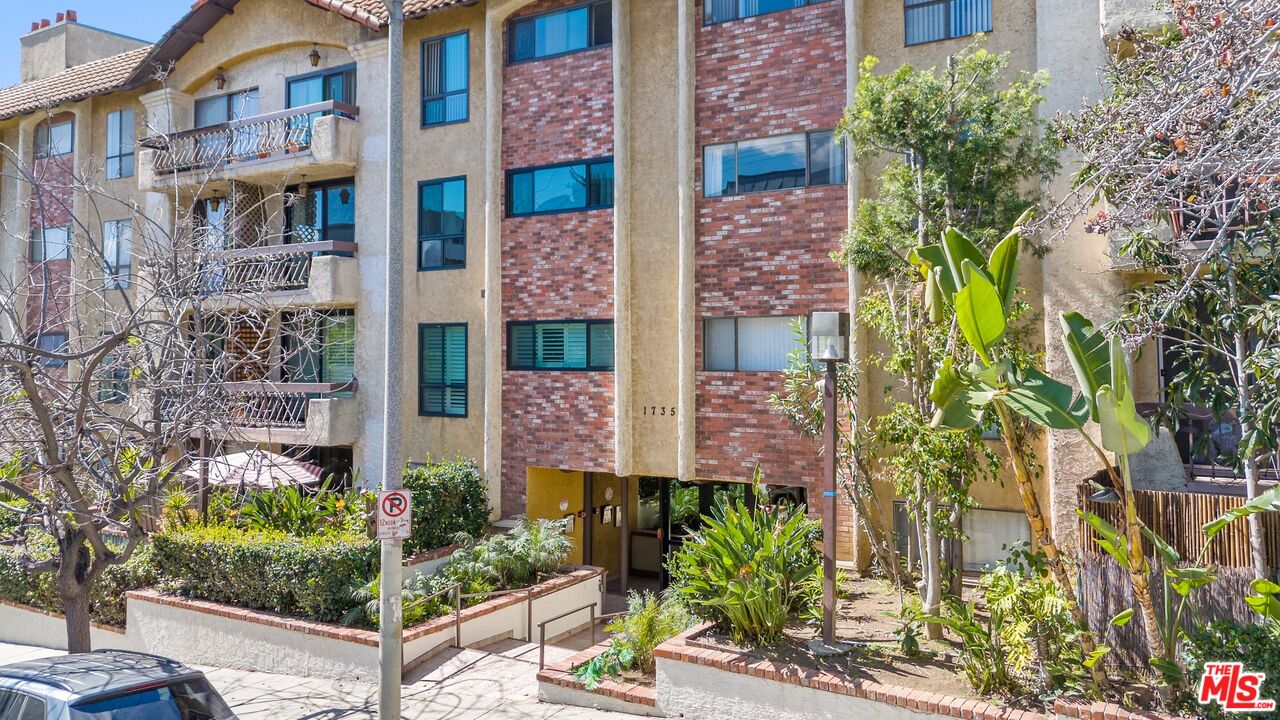 1735 N Fuller Ave Unit: 330
