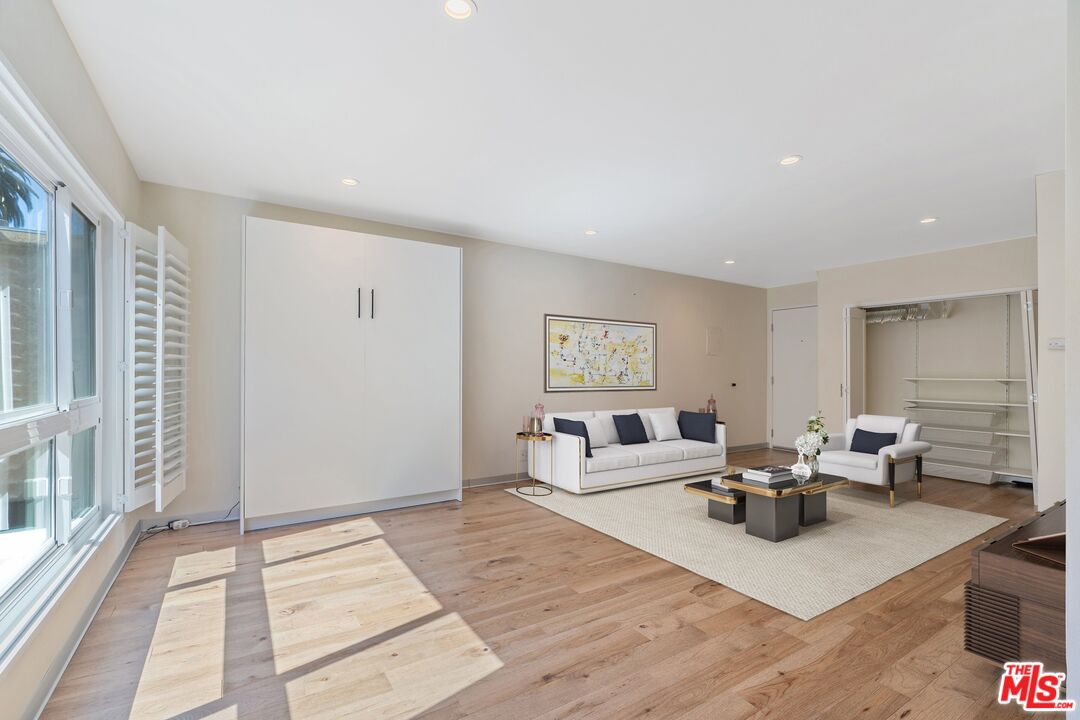 1735 N Fuller Ave Unit: 330