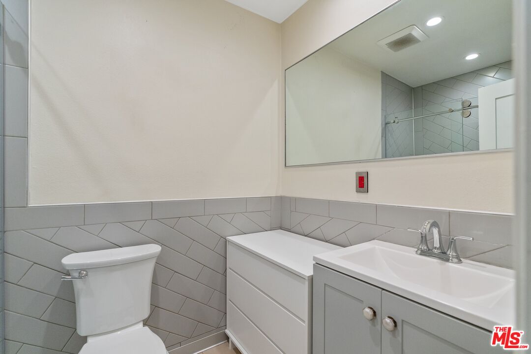 1735 N Fuller Ave Unit: 330
