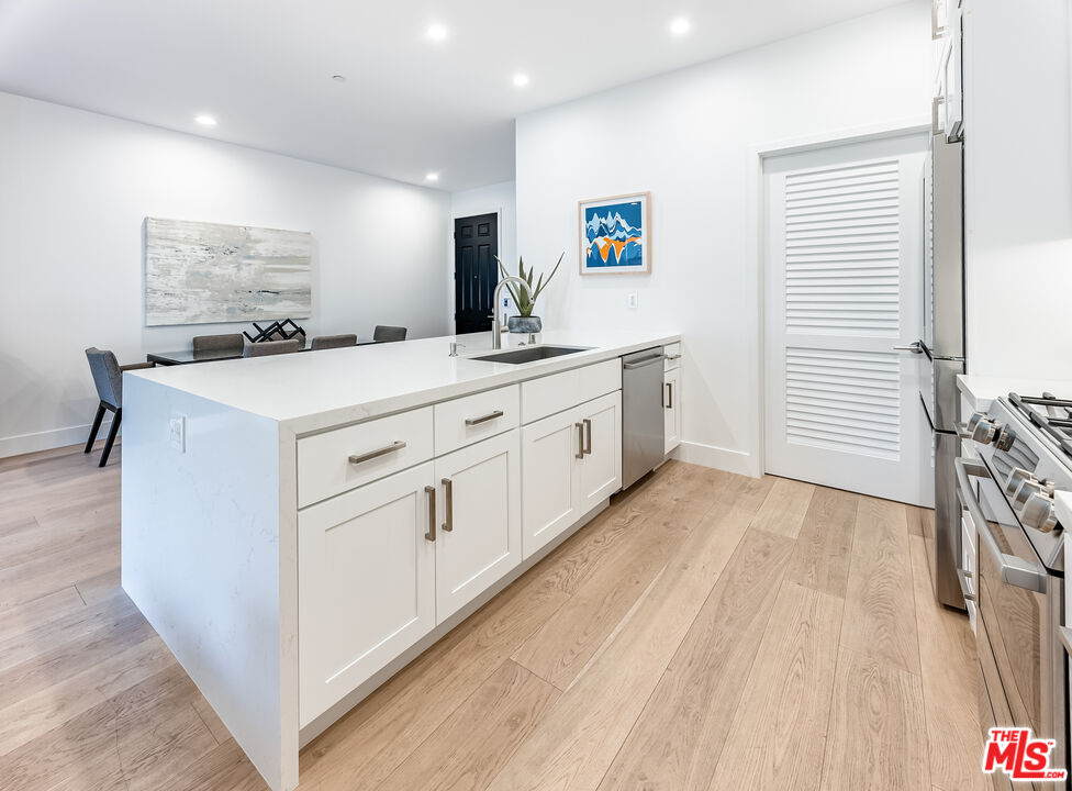 4820 Bellflower Ave Unit: 208