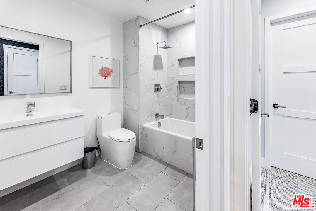 4820 Bellflower Ave Unit: 208