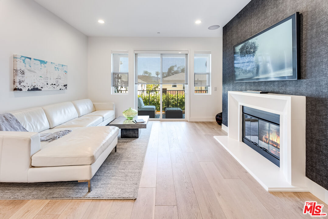4820 Bellflower Ave Unit: 208