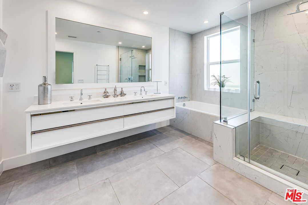 4820 Bellflower Ave Unit: 208