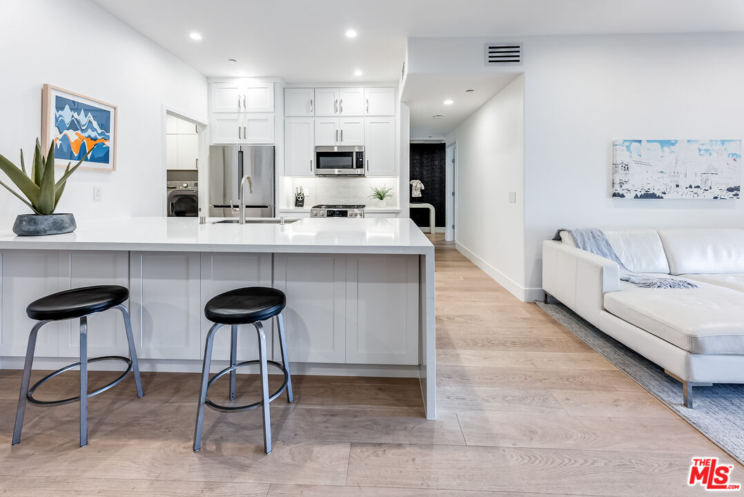 4820 Bellflower Ave Unit: 208