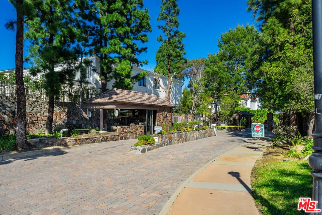 12001 Crest Ct
