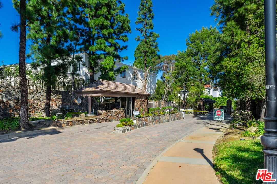 12001 Crest Ct