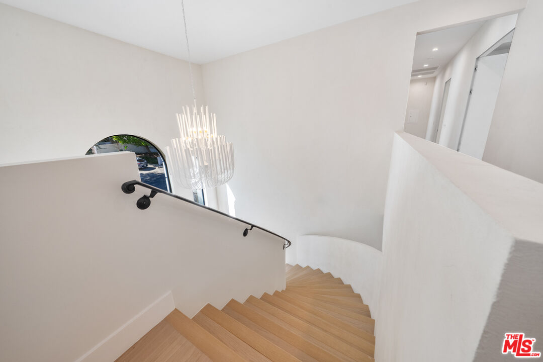 12001 Crest Ct