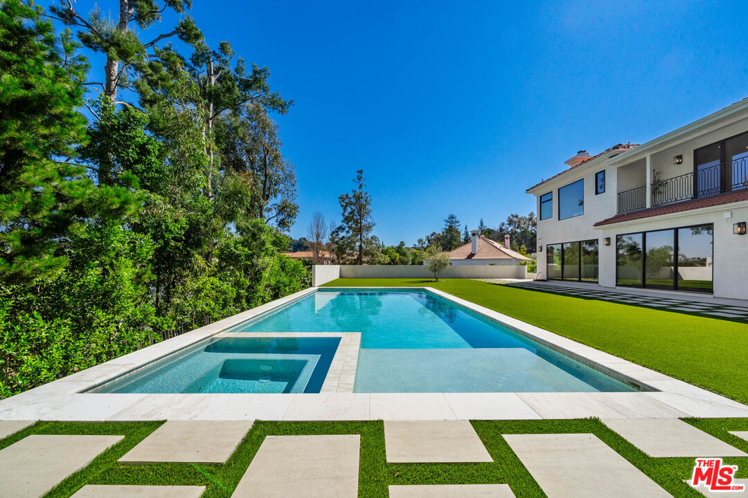 12001 Crest Ct