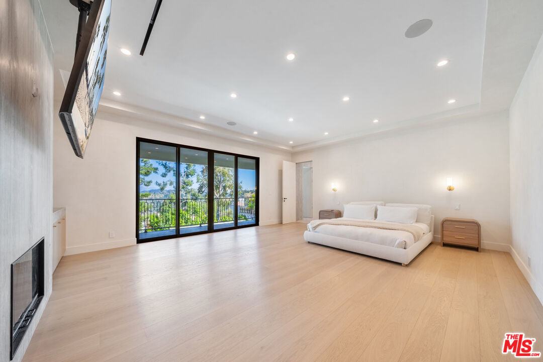 12001 Crest Ct