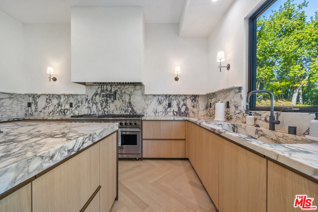 12001 Crest Ct