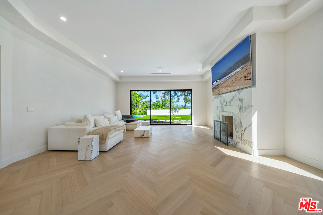 12001 Crest Ct