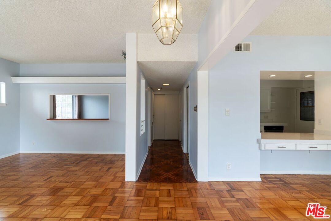6423 Lexington Ave