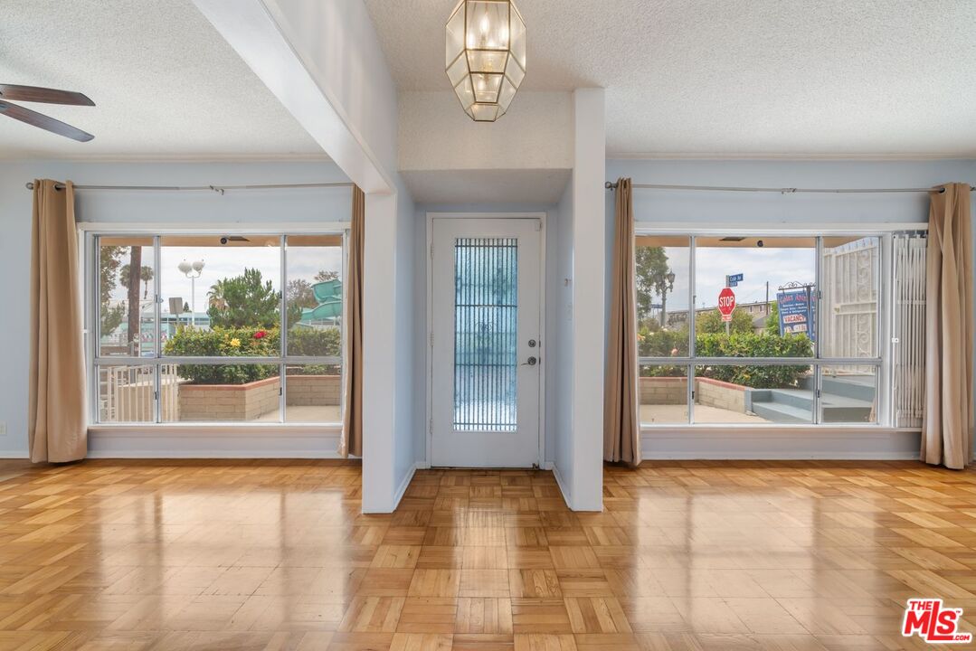 6423 Lexington Ave