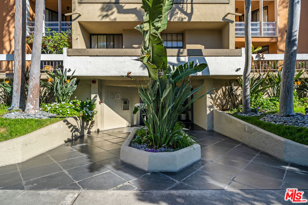 740 N Kings Rd Unit: 122