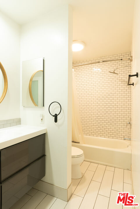 740 N Kings Rd Unit: 122