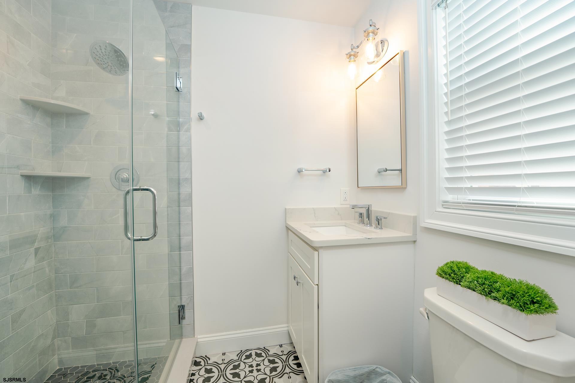 928 Bay Ave Unit: 1