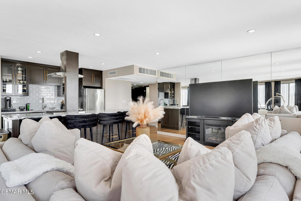 800 W 1st Street 1405