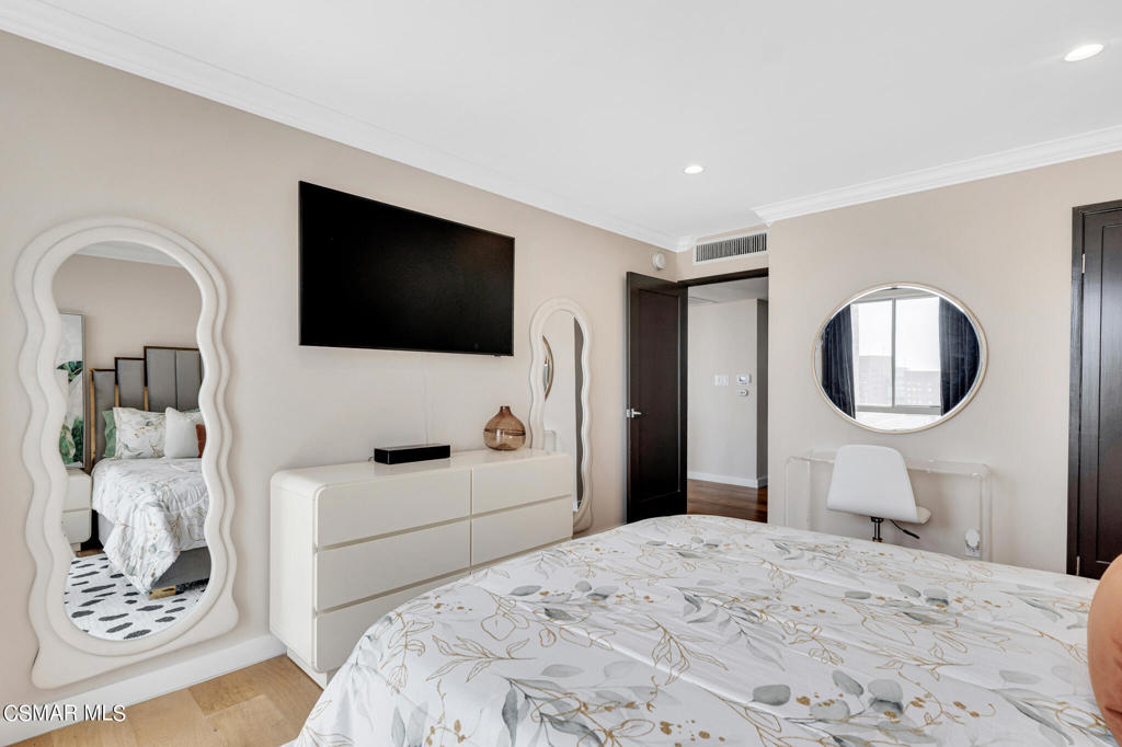 800 W 1st Street 1405