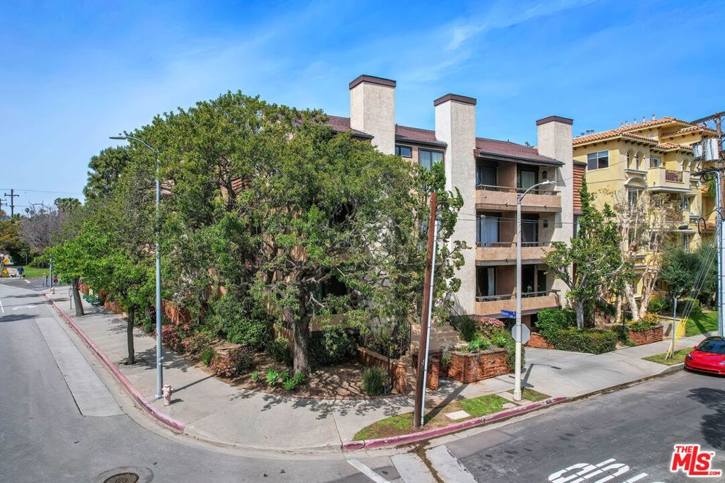 1328 S Bundy Drive 15