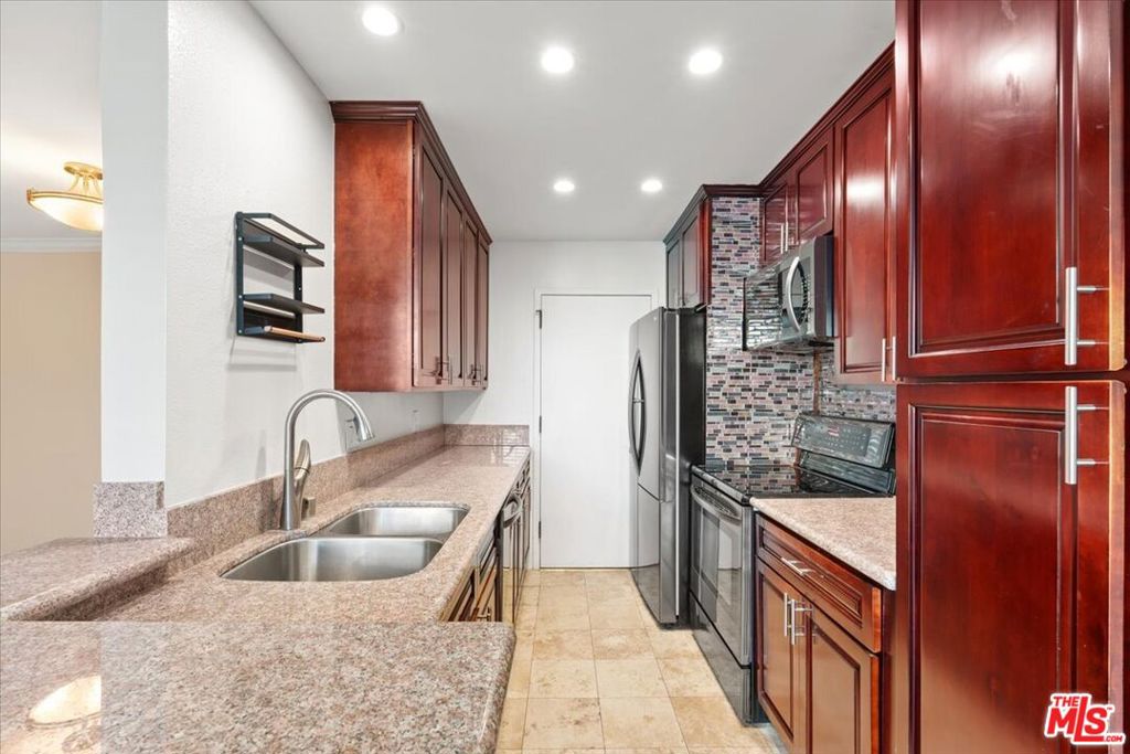 100 S Doheny Drive 421