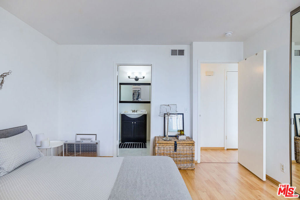 100 S Doheny Drive 710