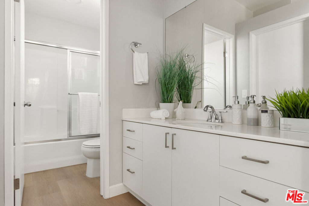 3711 Baldwin Street 202