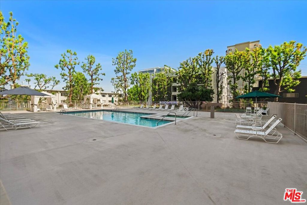 100 S Doheny Drive 402