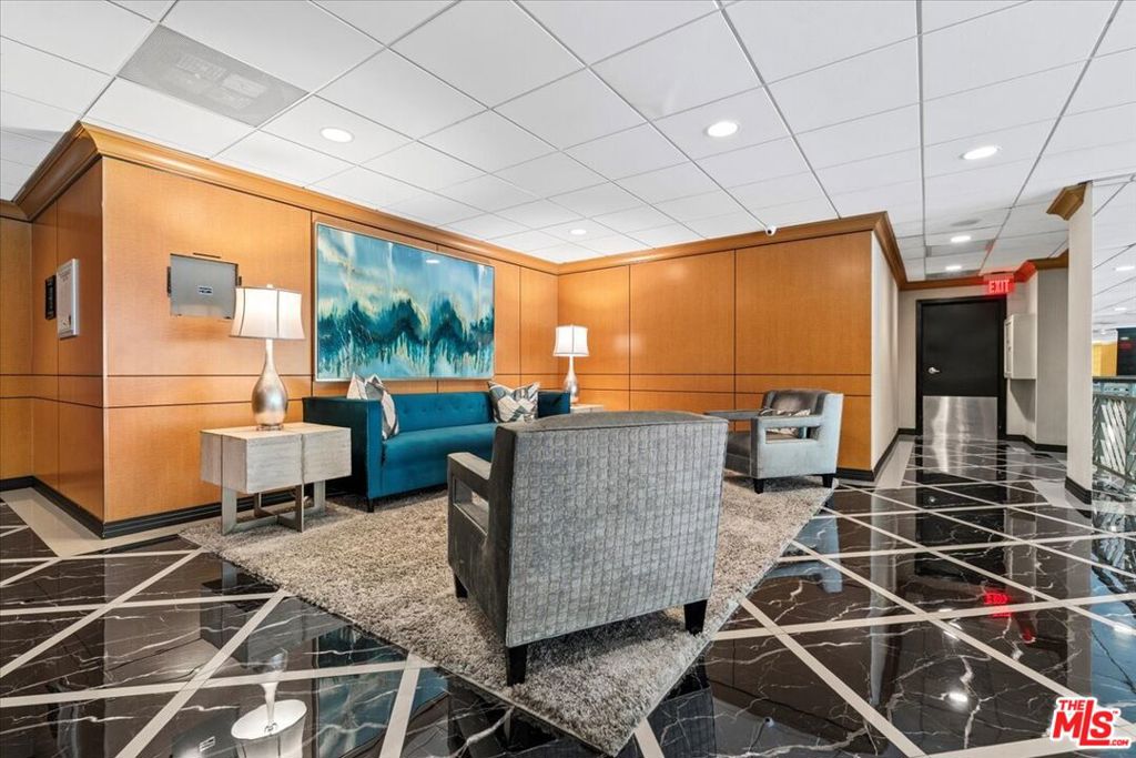 100 S Doheny Drive 402
